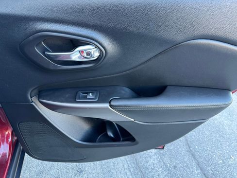 Used 2019 Jeep Cherokee Limited image 14