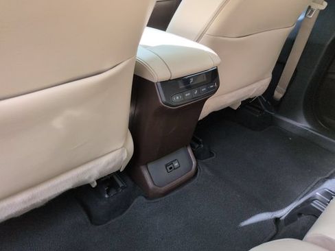 Used 2022 Toyota Highlander XLE AWD/4WD image 26
