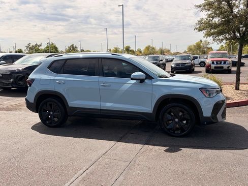 Used 2025 Volkswagen Taos SE FWD image 5