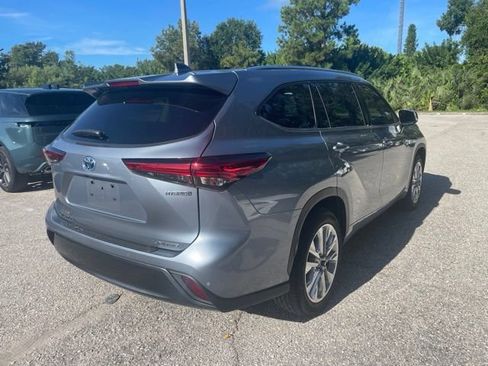 Used 2021 Toyota Highlander Limited FWD image 2