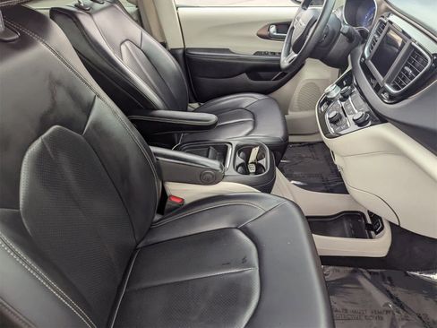 Used 2021 Chrysler Voyager Lxi image 13