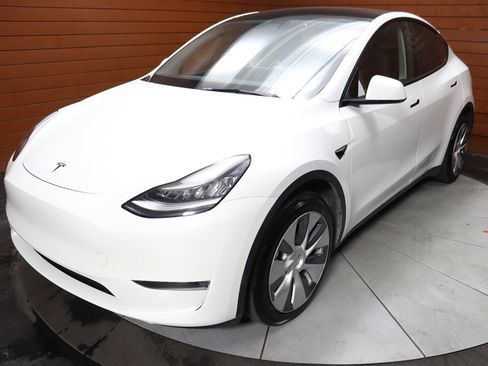 Used 2023 Tesla Model Y Long Range image 4