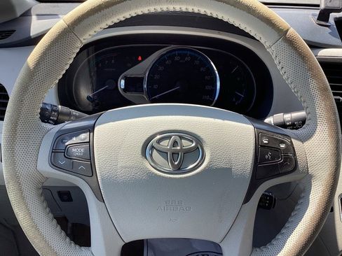 Used 2014 Toyota Sienna XLE image 32