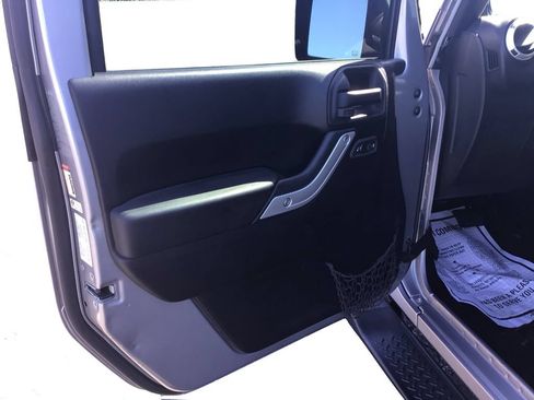 Used 2014 Jeep Wrangler Unlimited Sahara w/ Dual Top Group AWD/4WD image 20