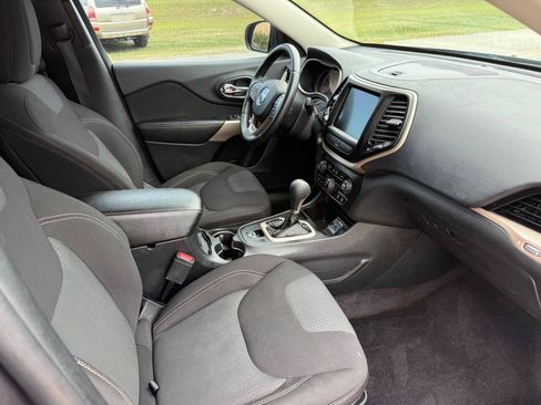 Used 2017 Jeep Cherokee Latitude w/ Comfort & Sound Group FWD image 21