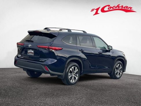 Used 2021 Toyota Highlander XLE AWD/4WD image 31