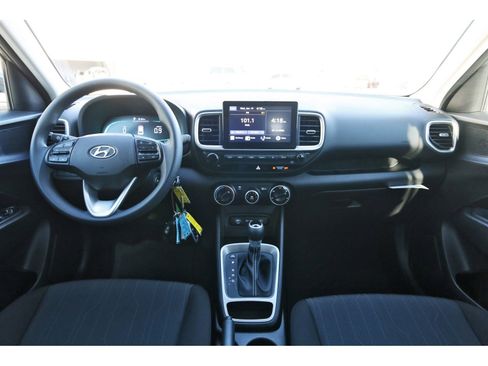 Certified 2025 Hyundai Venue SE image 10
