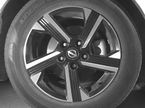 Used 2025 Nissan Sentra SV FWD image 13