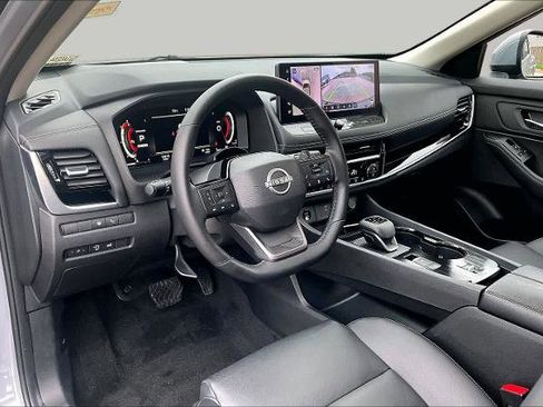 Certified 2025 Nissan Rogue SL w/ Tech Package FWD image 18