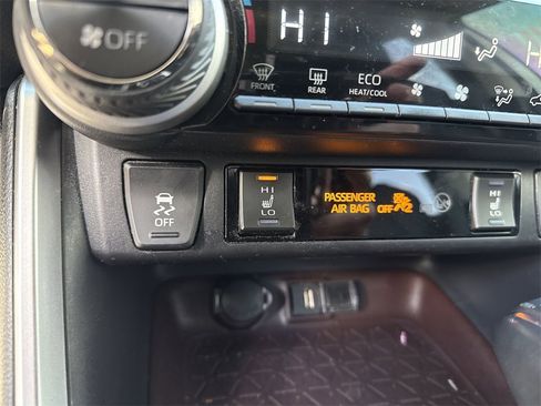 Used 2020 Toyota RAV4 Limited image 32