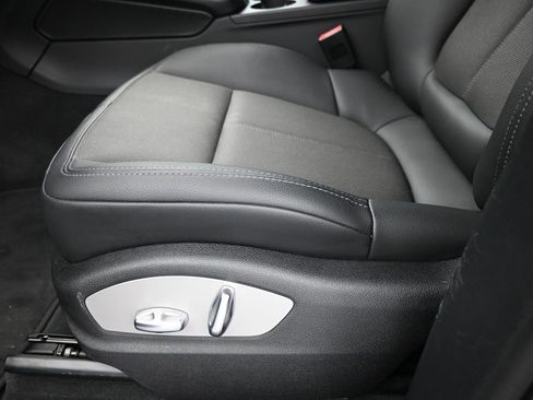 Certified 2025 Porsche Macan image 4