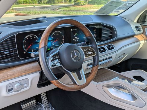 Used 2023 Mercedes-Benz GLS 450 4MATIC image 12