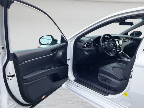Used 2019 Toyota Camry SE w/ Carpet Mat Package FWD image 9