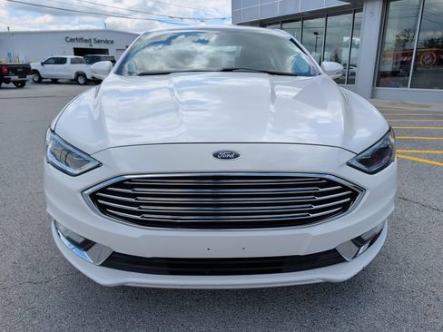 Used 2017 Ford Fusion SE w/ Fusion SE Technology Package AWD/4WD image 2