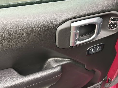 Used 2024 Jeep Wrangler Unlimited image 31