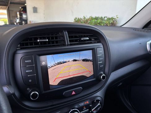 Used 2025 Kia Soul LX w/ LX Technology Package FWD image 22