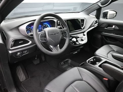 Used 2026 Chrysler Pacifica Select FWD image 12