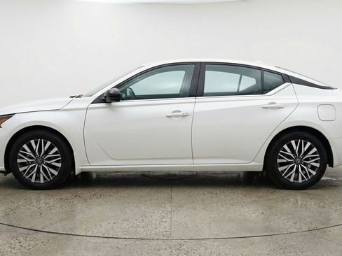 Used 2025 Nissan Altima 2.5 SV FWD image 3