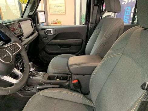 Used 2025 Jeep Wrangler Unlimited Sahara w/ Safety Group AWD/4WD image 18