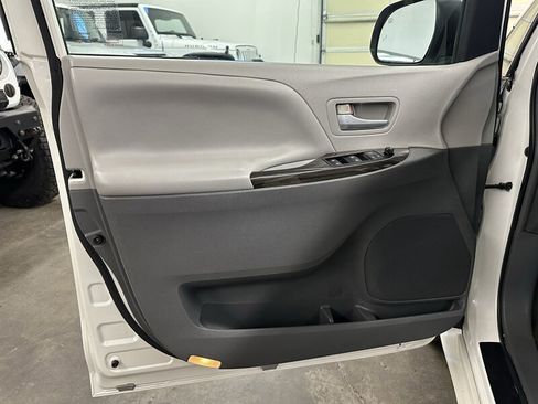 Used 2015 Toyota Sienna XLE AWD/4WD image 26