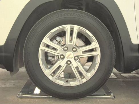 Used 2023 GMC Terrain SLE w/ Driver Convenience Package image 30