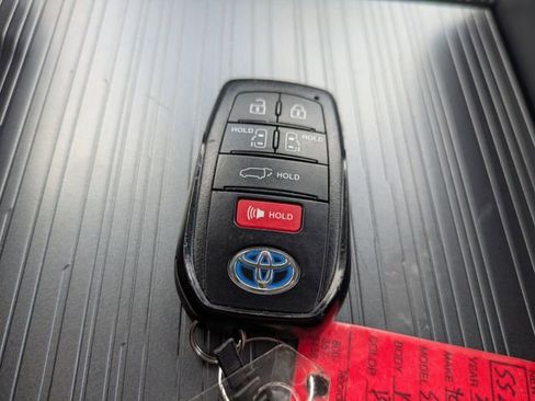Used 2025 Toyota Sienna XLE FWD image 34