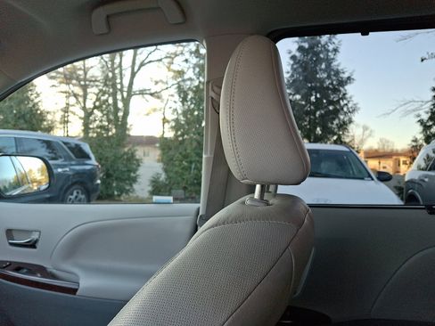 Used 2014 Toyota Sienna XLE w/ Entertainment Package image 17