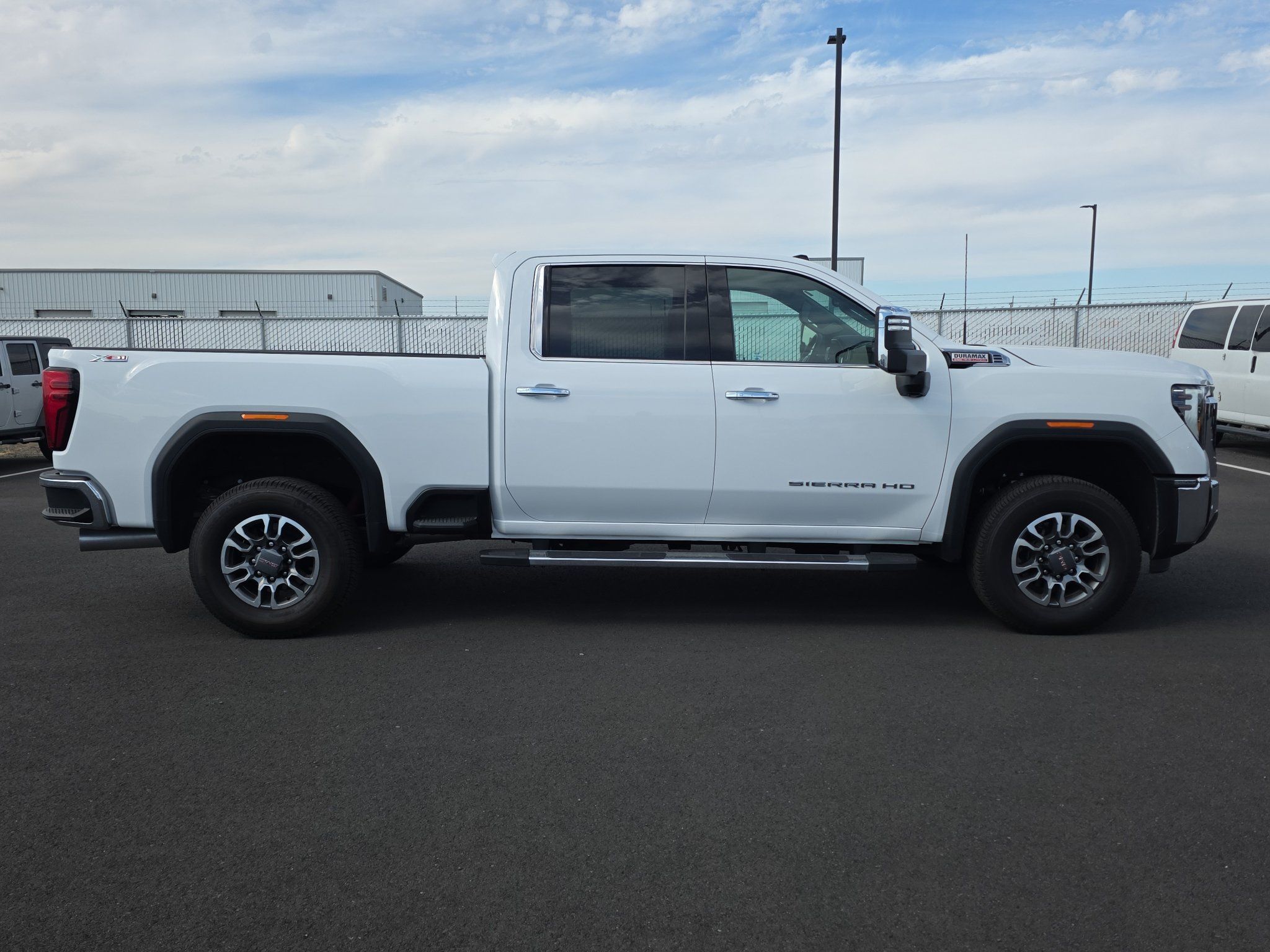 Used 2025 GMC Sierra 3500 SLT w/ SLT Premium Package AWD/4WD image 9