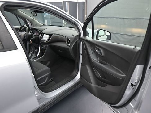 Used 2017 Chevrolet Trax LS w/ Fleet Convenience Package AWD/4WD image 44