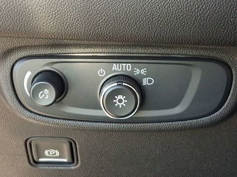 Used 2024 GMC Terrain SLE image 27