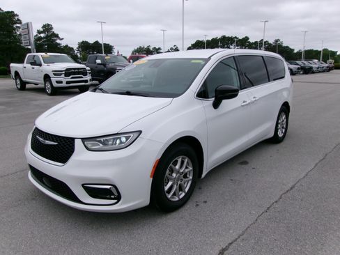 Used 2024 Chrysler Pacifica Touring-L FWD image 2