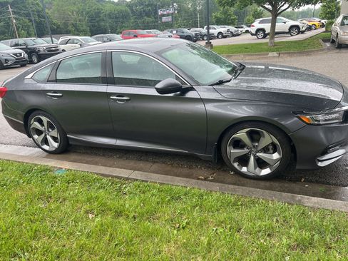 Used 2018 Honda Accord Touring image 4