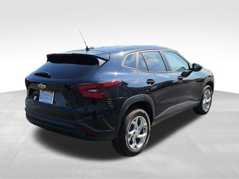 Used 2024 Chevrolet Trax LS w/ LS Convenience Package FWD image 4