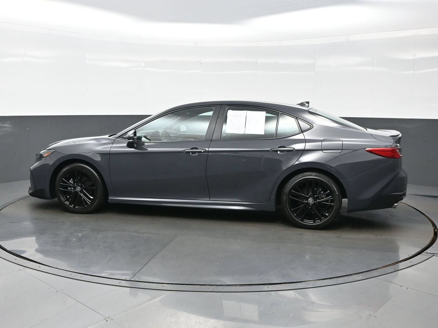 Used 2025 Toyota Camry SE FWD image 3