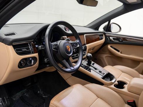 Certified 2023 Porsche Macan image 4