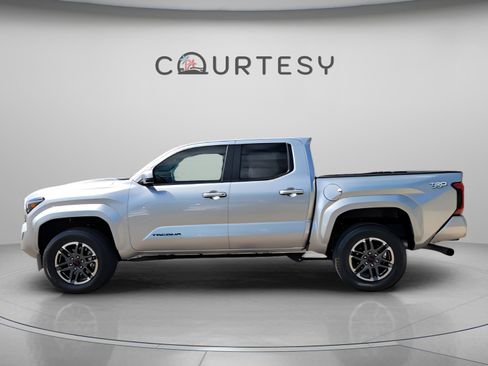 Certified 2025 Toyota Tacoma TRD Sport image 2