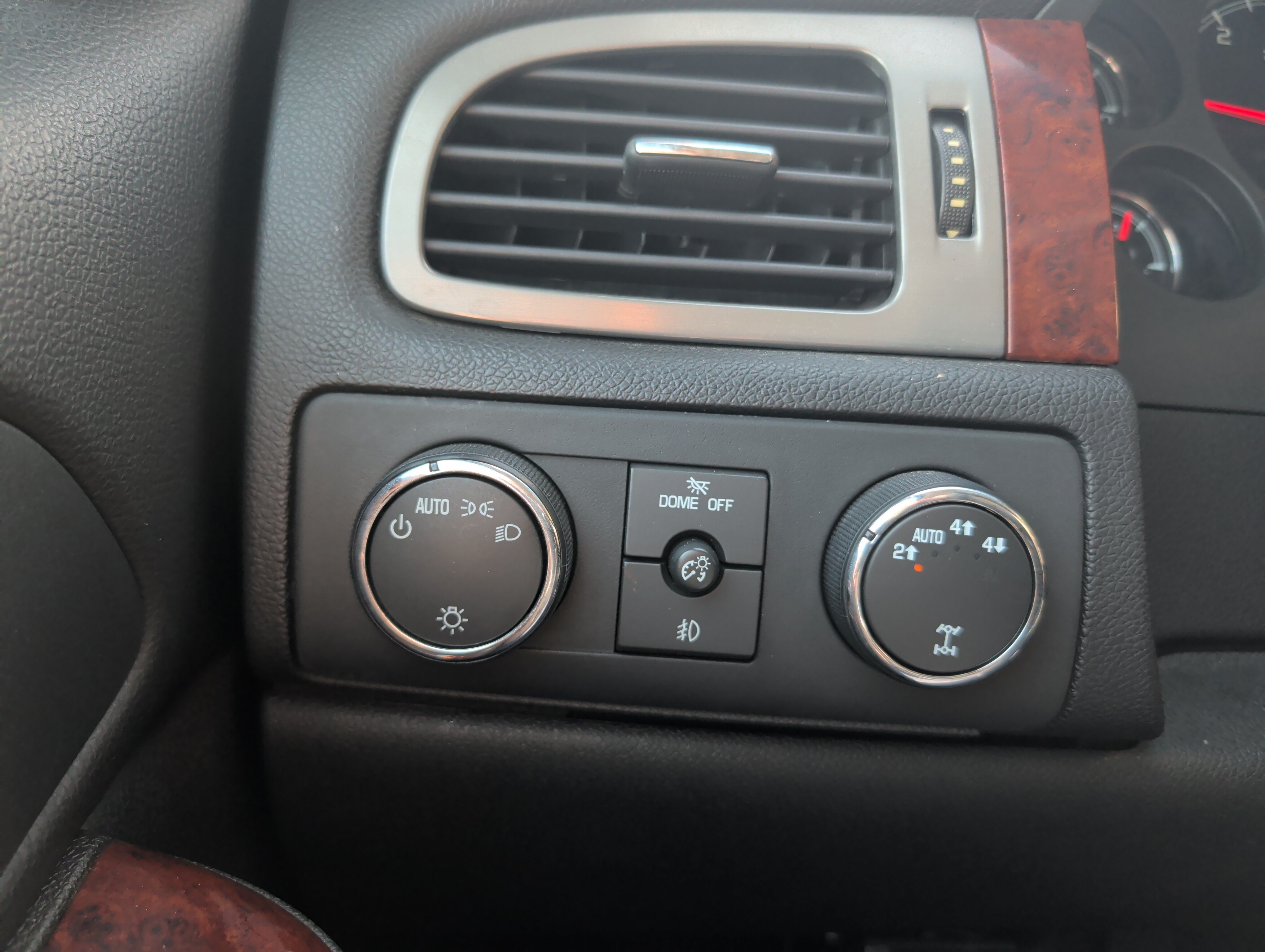 Used 2010 Chevrolet Suburban LT AWD/4WD image 39