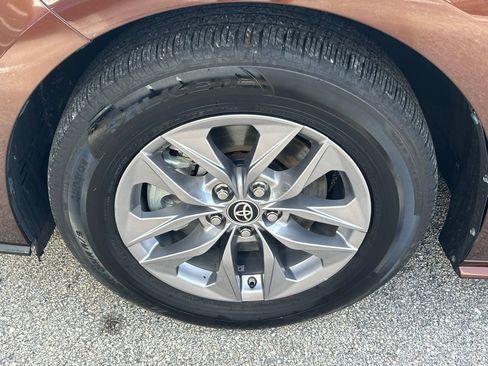 Used 2021 Toyota Sienna XLE image 17