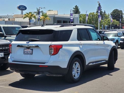 Used 2021 Ford Explorer XLT image 4