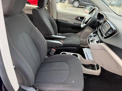 Used 2017 Chrysler Pacifica LX FWD image 6