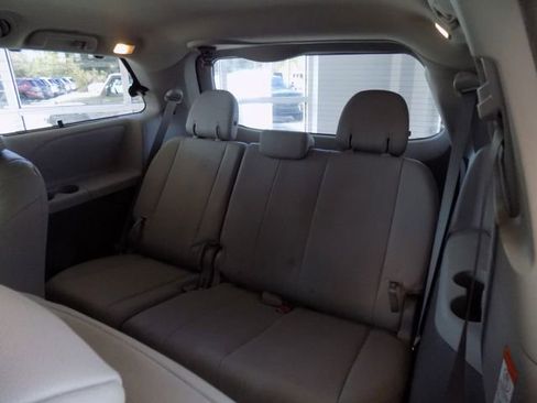 Used 2015 Toyota Sienna XLE image 19