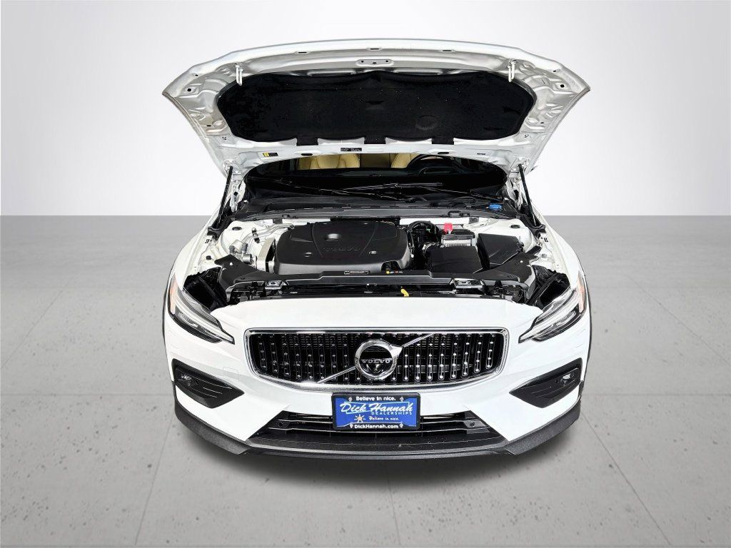 Used 2020 Volvo V60 T5 Cross Country AWD/4WD image 23