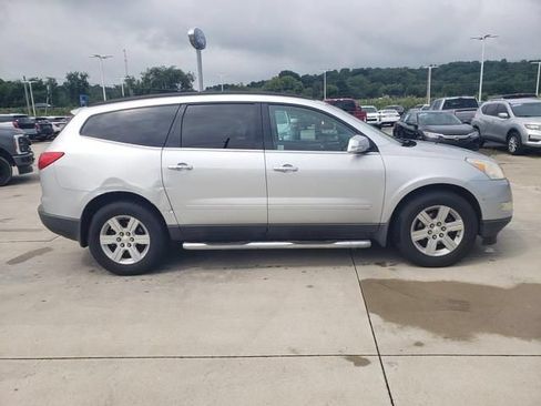 Used 2011 Chevrolet Traverse LT FWD image 3
