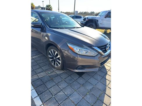 Used 2016 Nissan Altima 2.5 SL w/ 2.5 Technology Package image 2