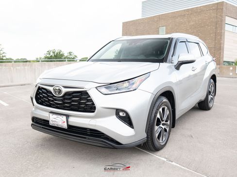 Used 2021 Toyota Highlander XLE AWD/4WD image 3