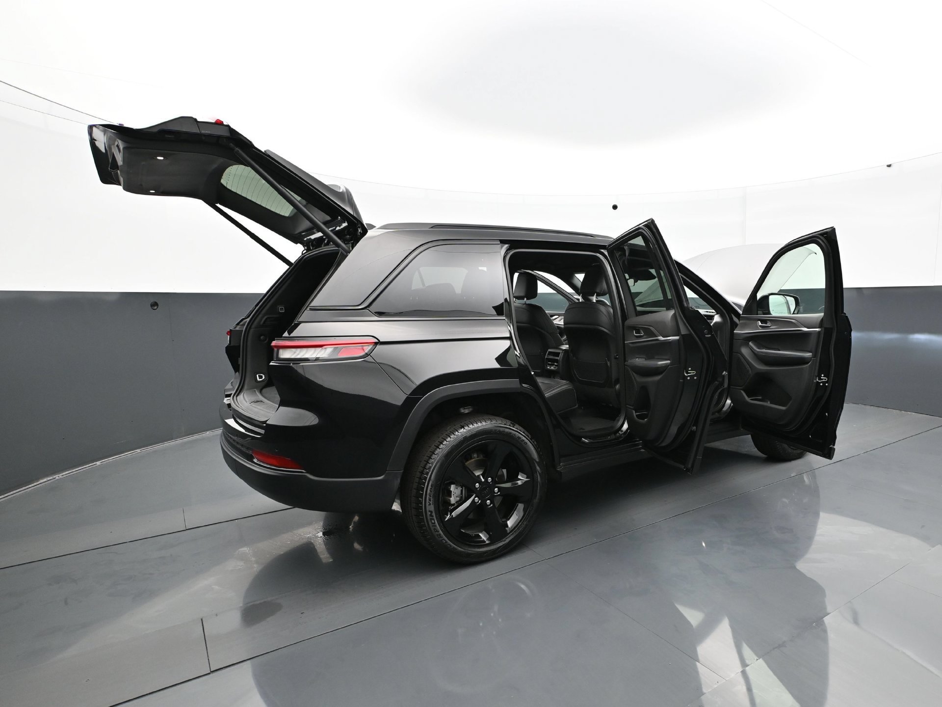 Used 2025 Jeep Grand Cherokee Limited w/ Black Appearance Package AWD/4WD image 38