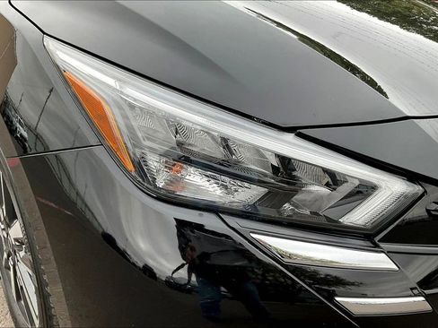 Used 2025 Nissan Versa SV image 30