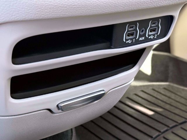 Used 2023 Chrysler Pacifica Touring-L AWD/4WD image 31