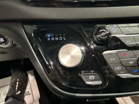 Used 2026 Chrysler Pacifica Select image 19