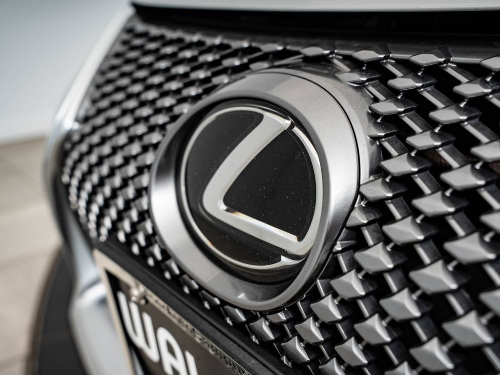 Used 2018 Lexus LC 500 Coupe w/ Touring Package RWD image 3